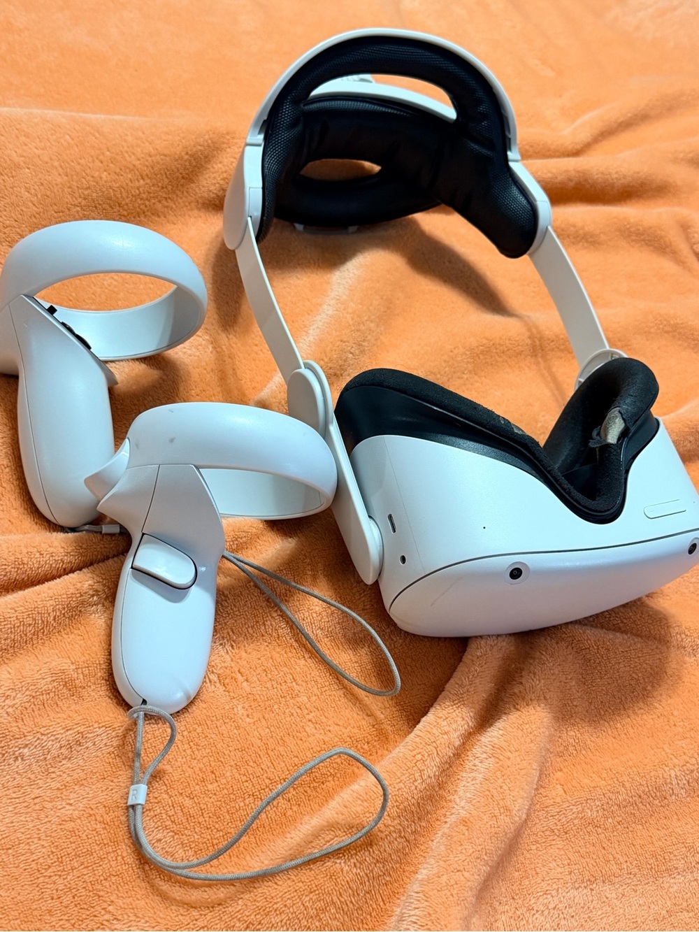 Quest 2 White VR Headset with White Controllers